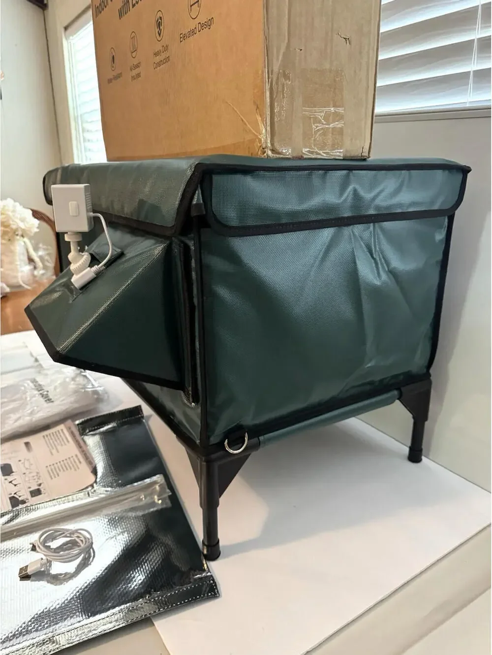 Clawsable Elevated Cat House Indoor Outdoor Insulated Weatherproof Escape Door